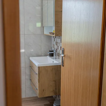 Nedelkova Zidanca * Trnovska Vas